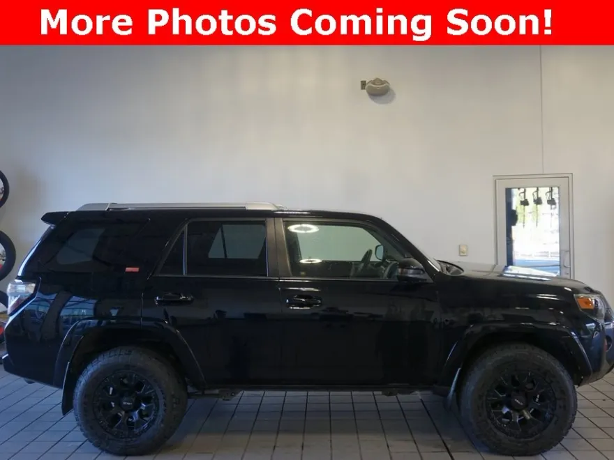 2016 Toyota 4Runner SR5 photo 1