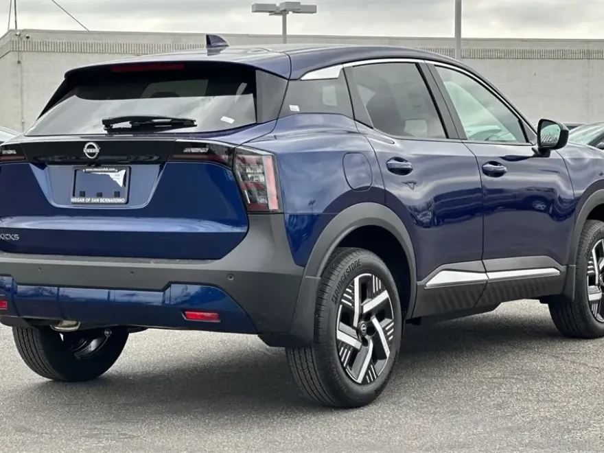 2025 Nissan Kicks SV photo 1