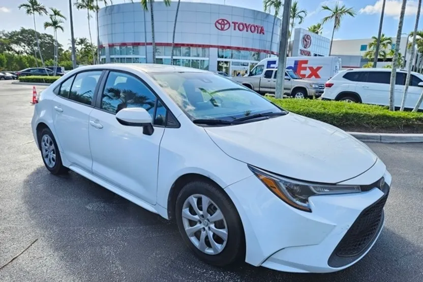 2022 Toyota Corolla LE photo 1
