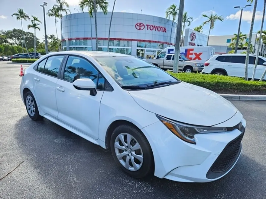 2022 Toyota Corolla LE photo 1