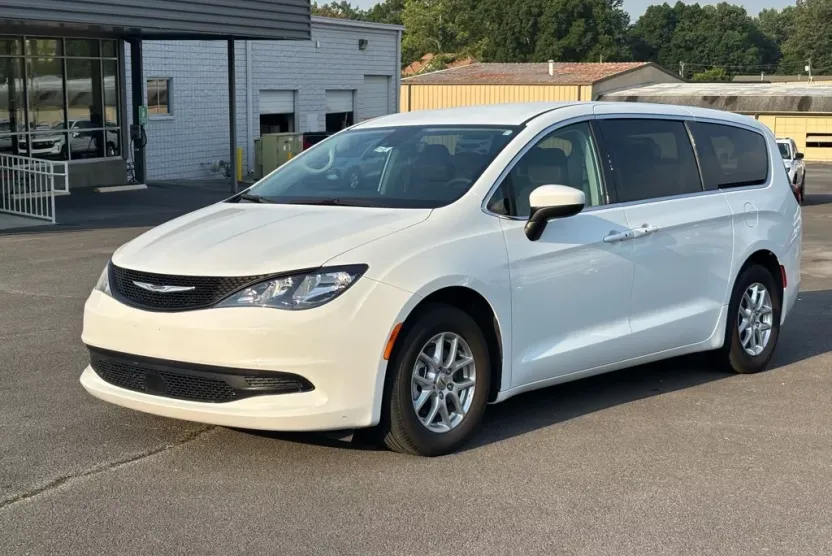 2023 Chrysler Voyager LX photo 1