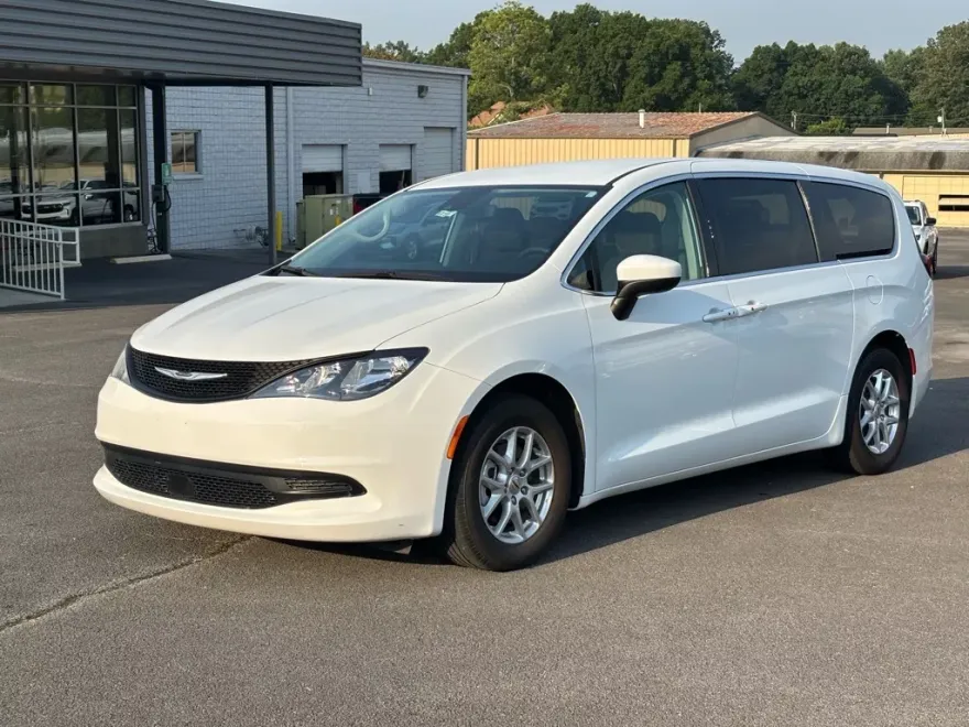 2023 Chrysler Voyager LX photo 1
