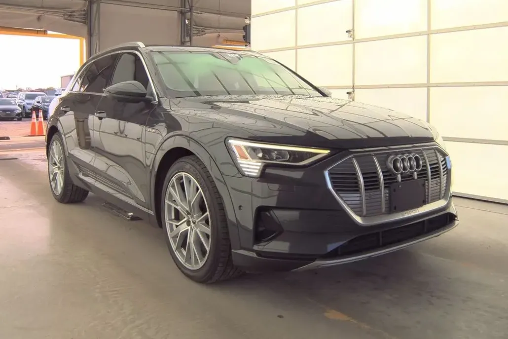 2019 Audi e-tron Prestige photo 1
