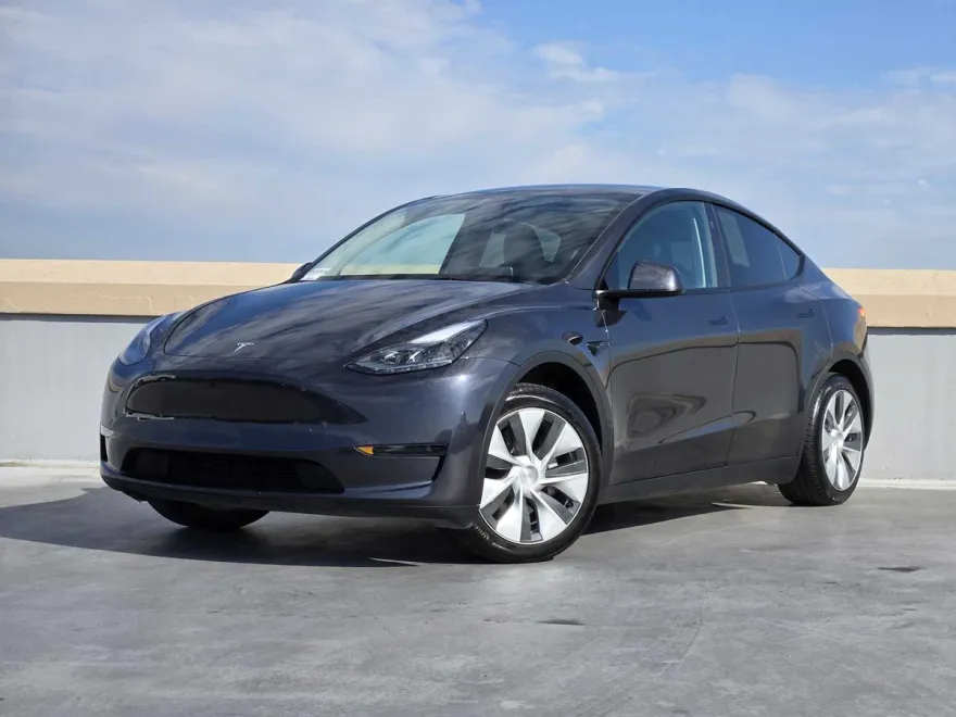 2024 Tesla Model Y photo 1