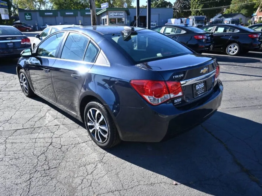 2016 Chevrolet Cruze LT photo 1