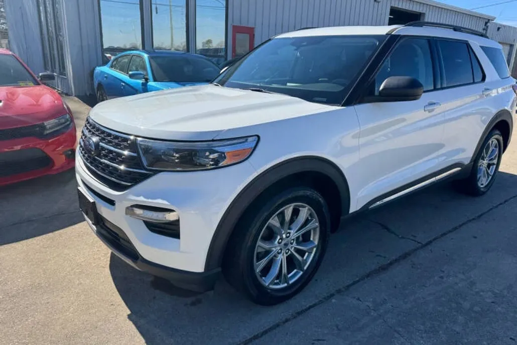 2021 Ford Explorer XLT photo 1