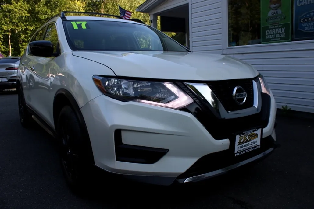 2017 Nissan Rogue SV photo 1