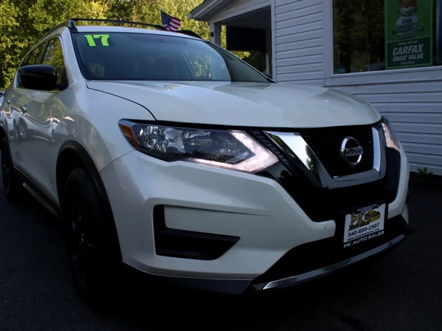 2017 Nissan Rogue SV photo 1