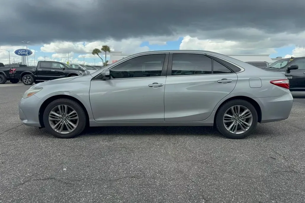 2017 Toyota Camry SE photo 1