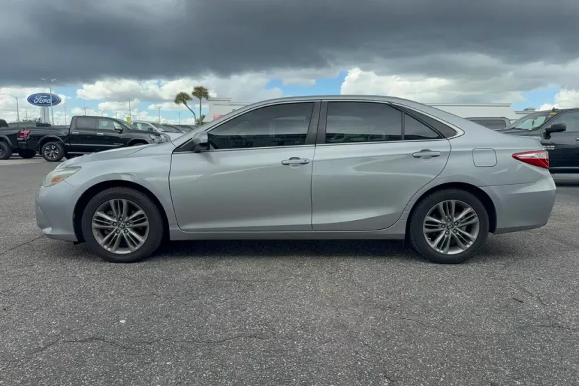 2017 Toyota Camry SE photo 1