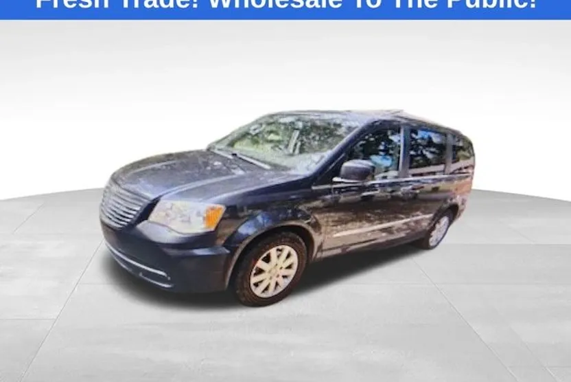 2013 Chrysler Town & Country Touring photo 1