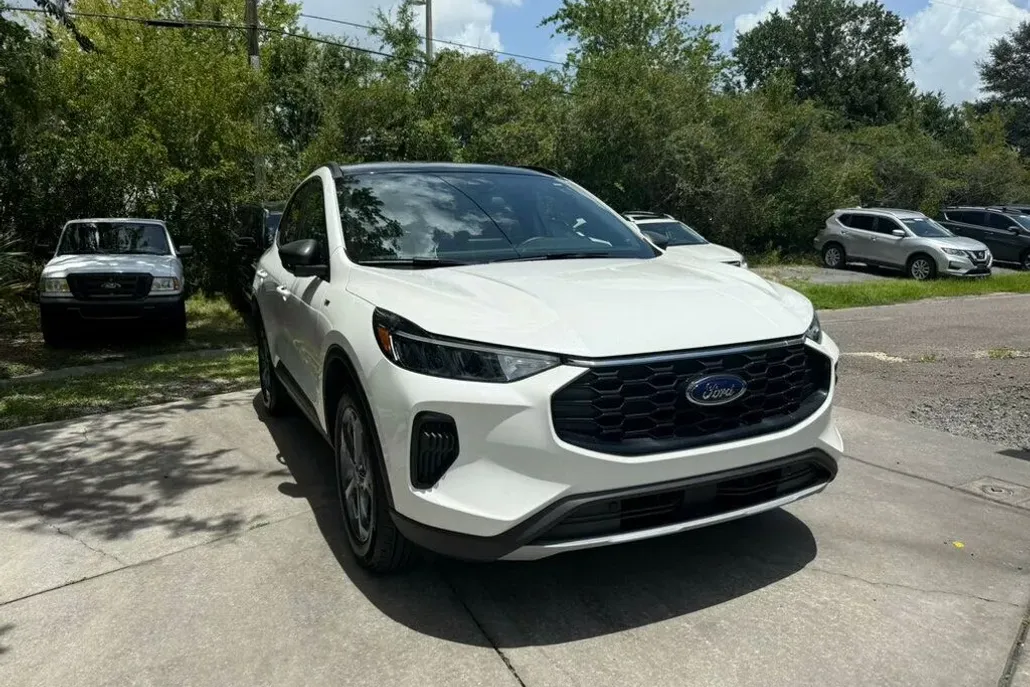 2025 Ford Escape Hybrid ST-Line photo 1
