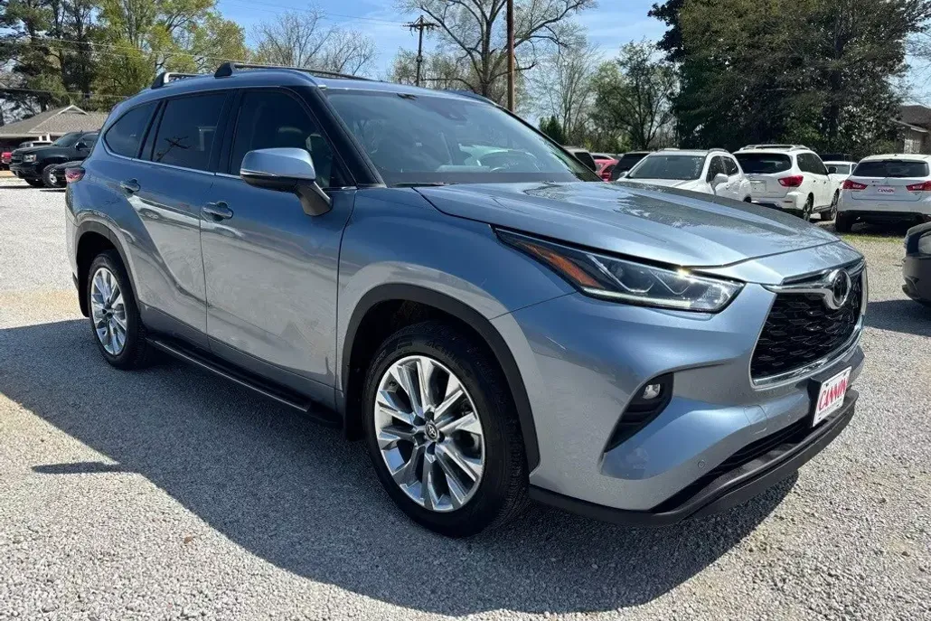2023 Toyota Highlander Limited photo 1