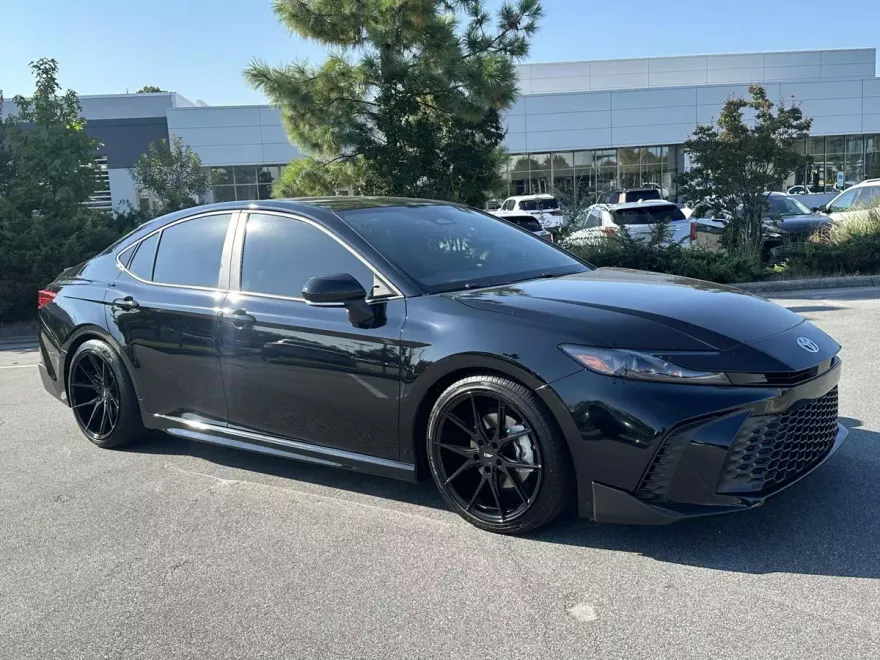 2025 Toyota Camry SE photo 1