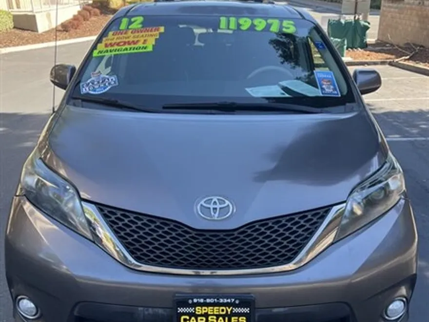 2012 Toyota Sienna photo 1