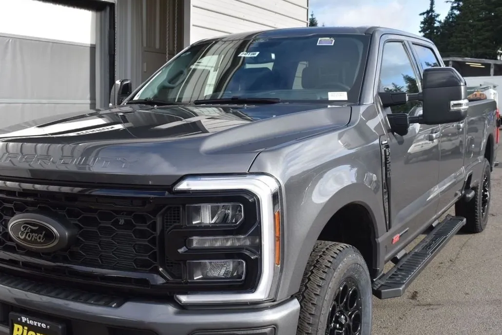 2025 Ford F-350 Lariat photo 1