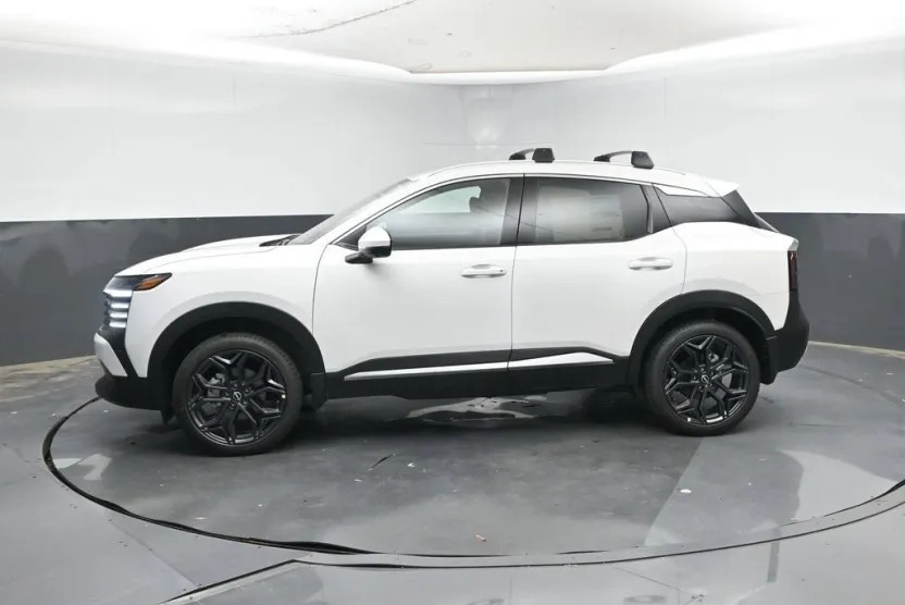 2025 Nissan Kicks SR photo 1