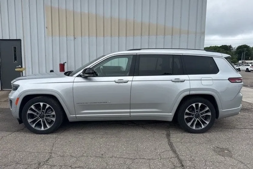 2021 Jeep Grand Cherokee Overland photo 1