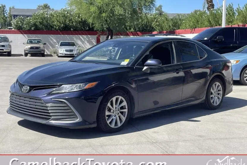 2022 Toyota Camry LE photo 1