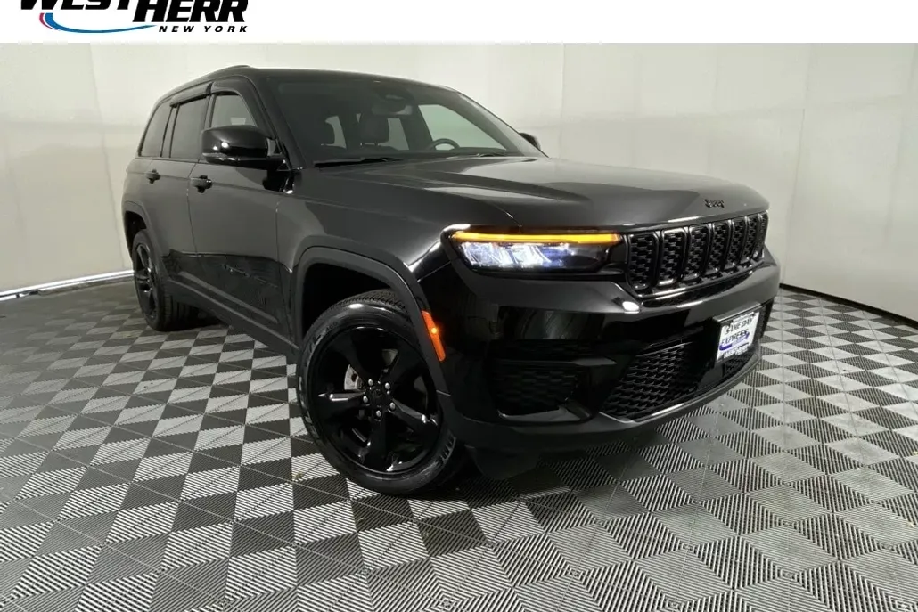 2023 Jeep Grand Cherokee Laredo photo 1