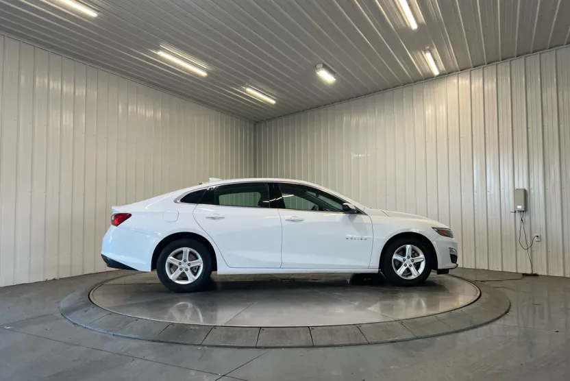 2023 Chevrolet Malibu 1LT photo 1