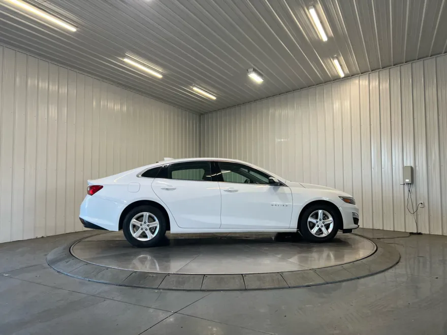 2023 Chevrolet Malibu 1LT photo 1