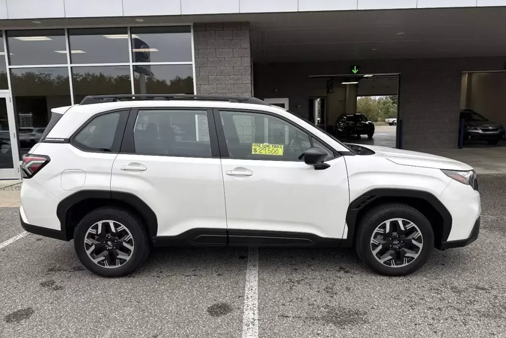 2025 Subaru Forester Base photo 1