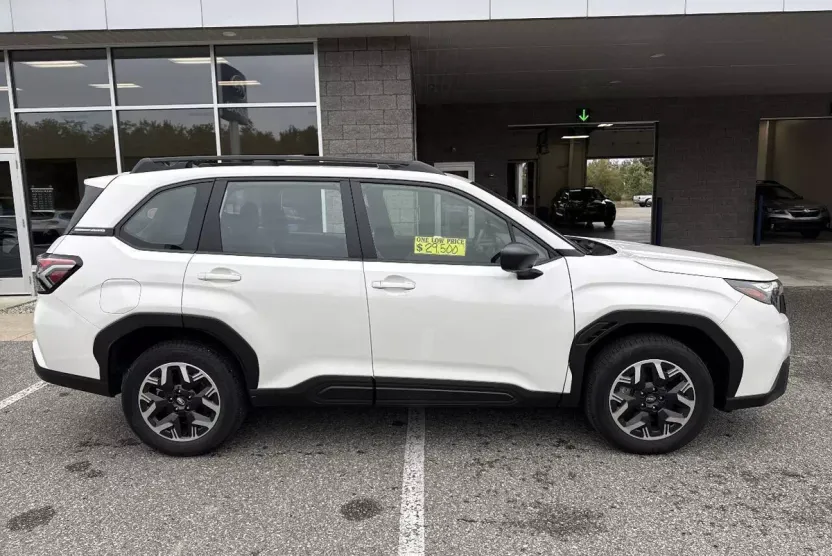 2025 Subaru Forester Base photo 1