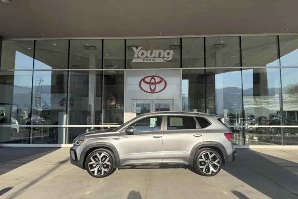2022 Volkswagen Taos SEL photo 1