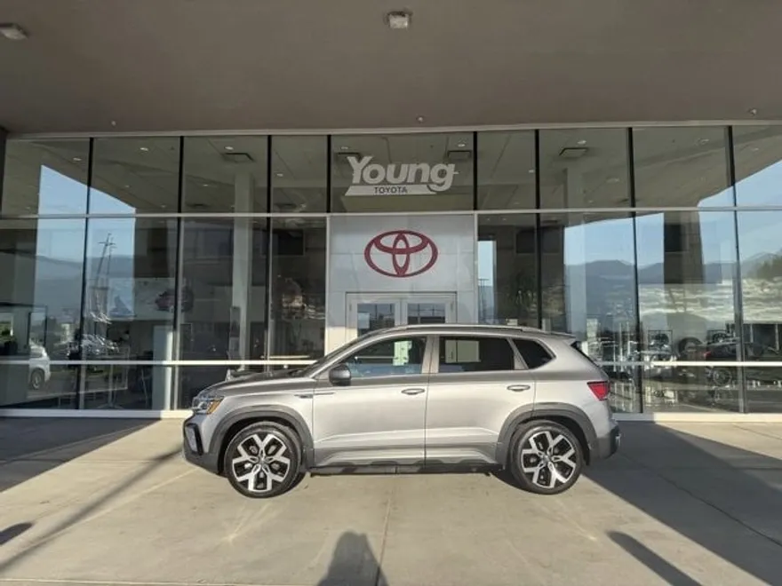 2022 Volkswagen Taos SEL photo 1