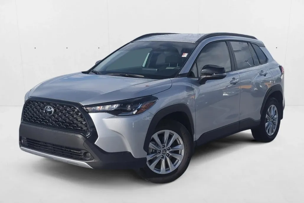 2025 Toyota Corolla Cross LE photo 1