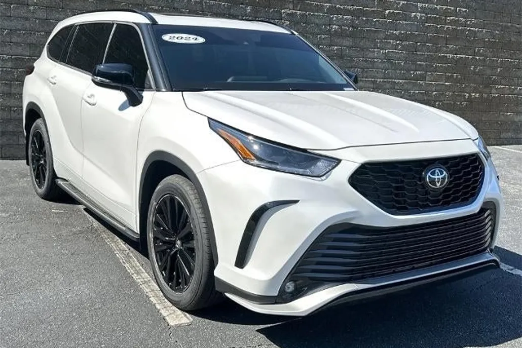 2024 Toyota Highlander LE photo 1