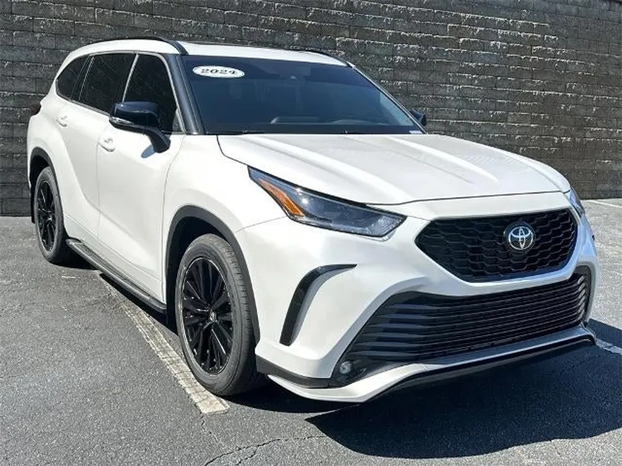 2024 Toyota Highlander LE photo 1