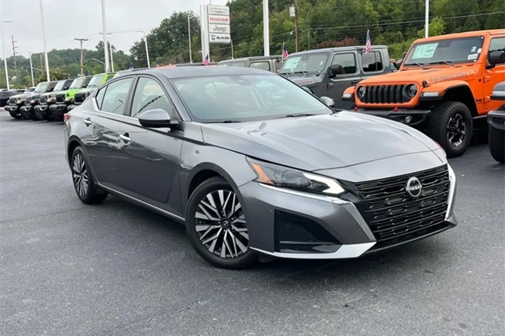 2023 Nissan Altima 2.5 SV photo 1