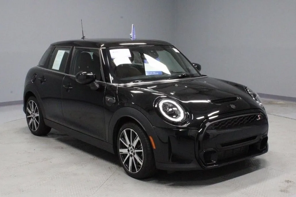 2022 Mini Cooper 4 Door Hardtop S photo 1