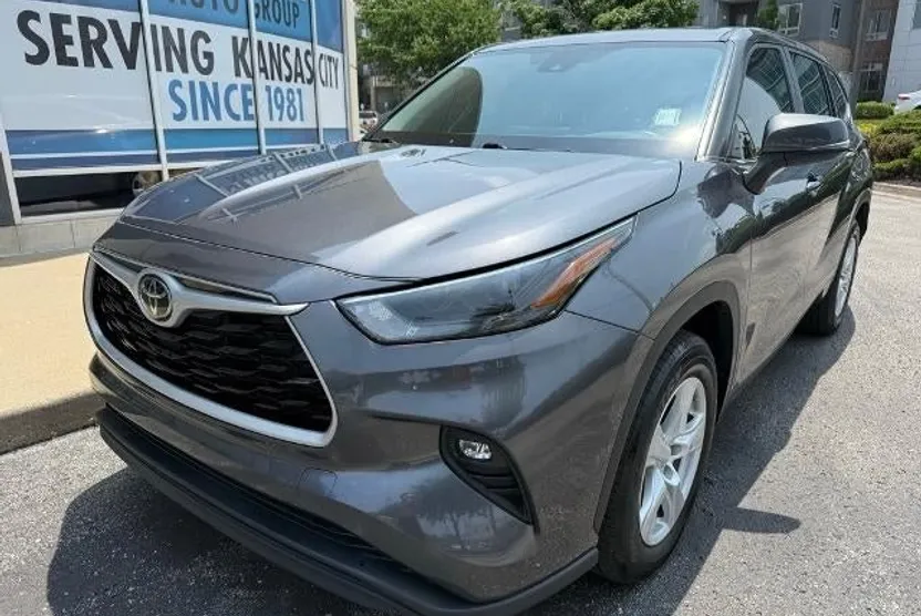 2023 Toyota Highlander L photo 1