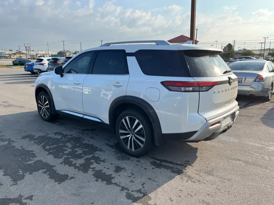 2025 Nissan Pathfinder Platinum photo 1