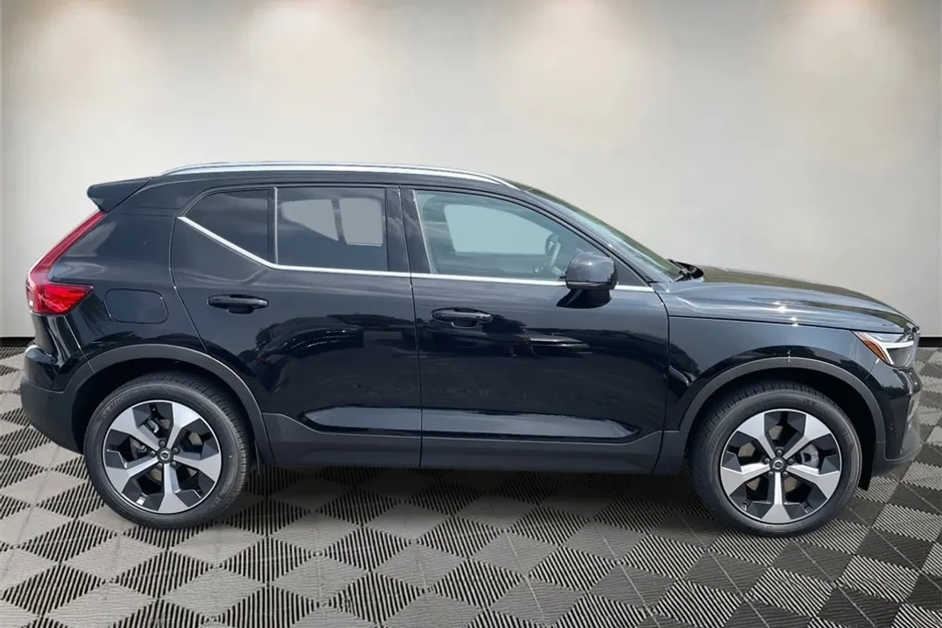 2025 Volvo XC40 Plus photo 1