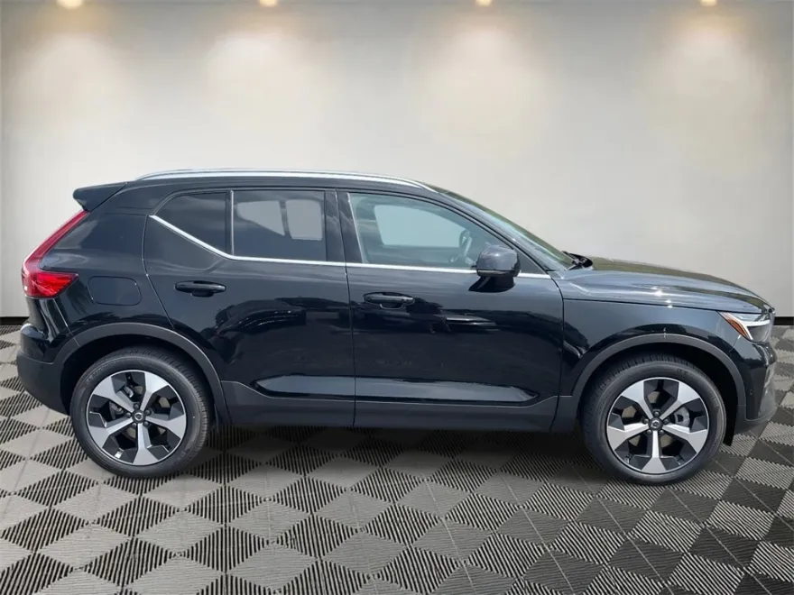 2025 Volvo XC40 Plus photo 1