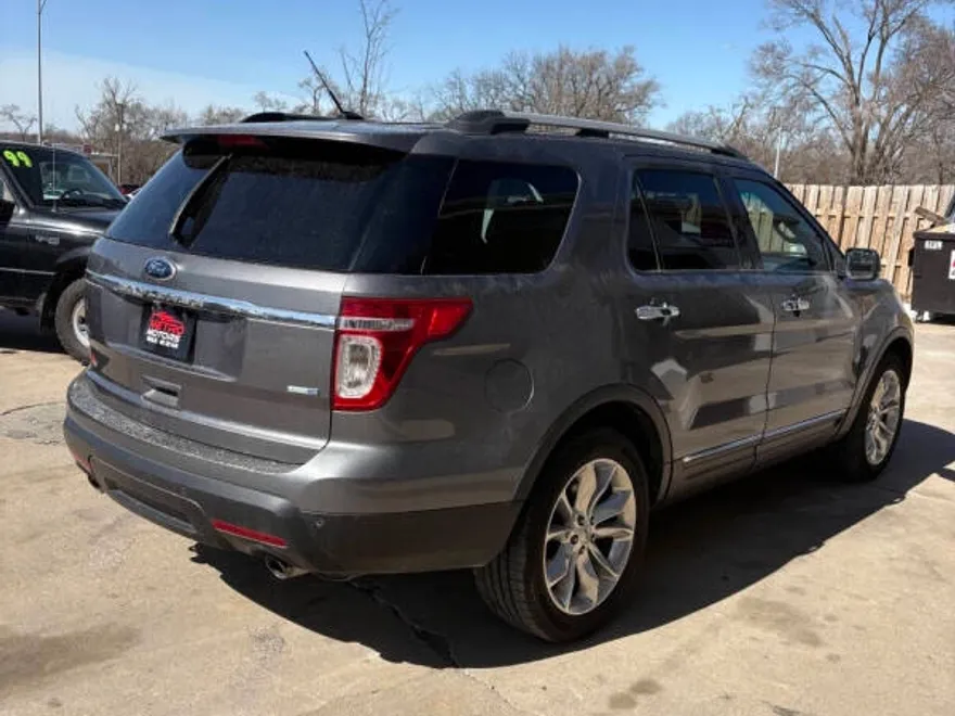 2013 Ford Explorer XLT photo 1