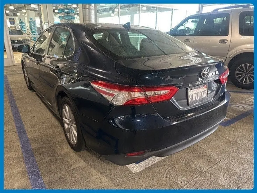 2019 Toyota Camry LE photo 1