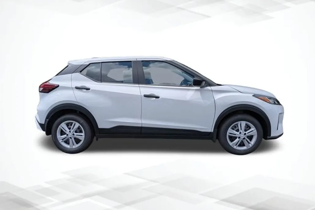 2025 Nissan Kicks Play S photo 1