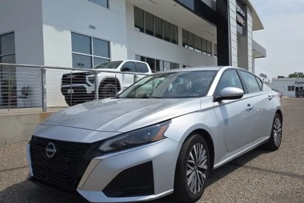 2023 Nissan Altima 2.5 SV photo 1
