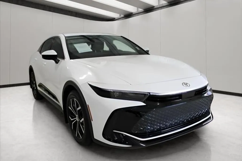 2023 Toyota Crown XLE photo 1