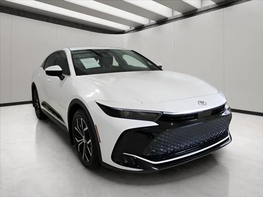 2023 Toyota Crown XLE photo 1