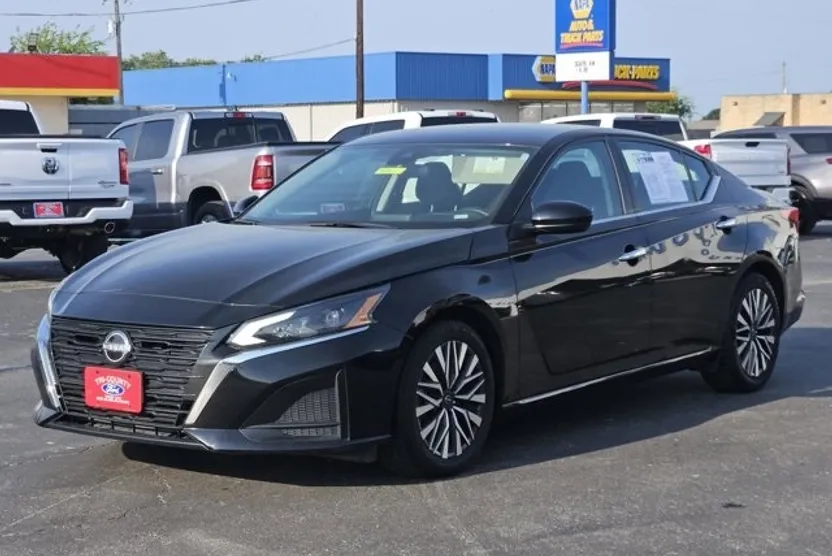 2023 Nissan Altima 2.5 SV photo 1