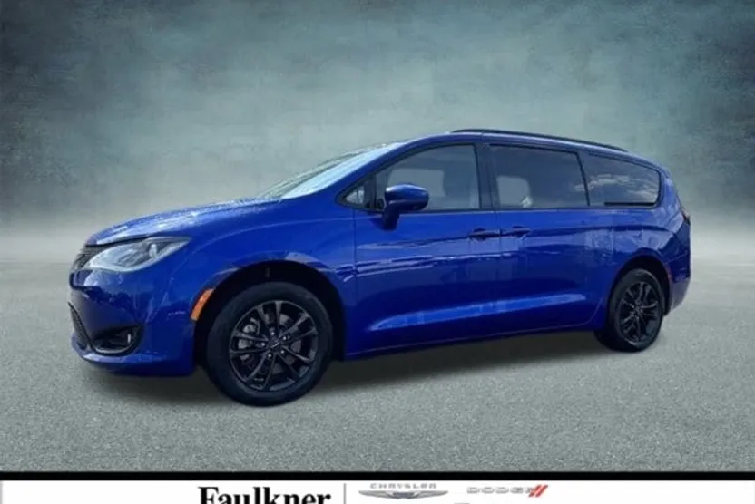 2020 Chrysler Pacifica Touring L photo 1