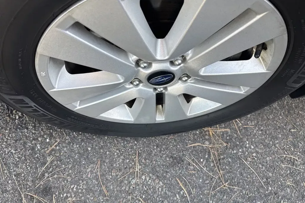 2019 Subaru Outback 2.5i Premium photo 1