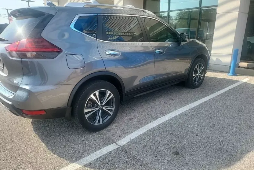 2020 Nissan Rogue SV photo 1