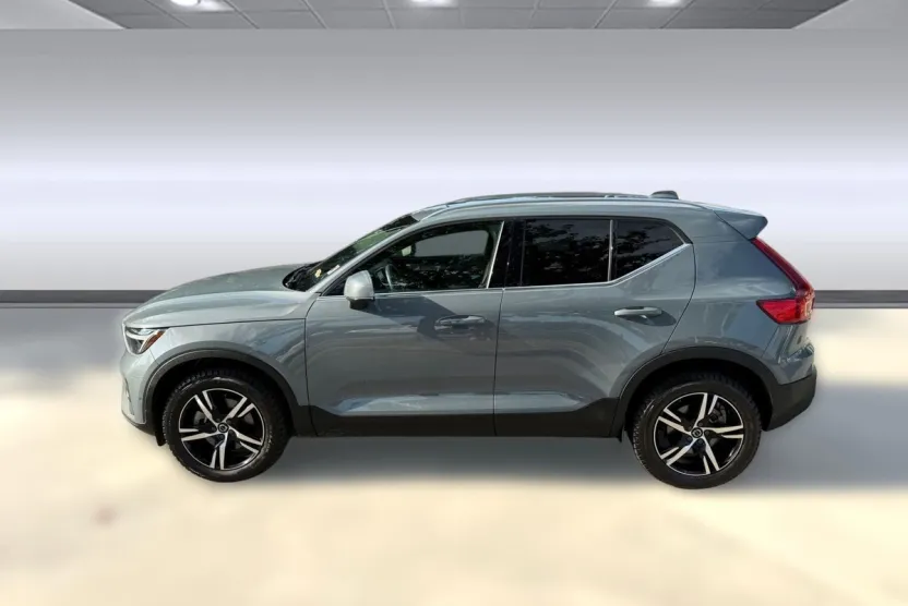 2023 Volvo XC40 Plus photo 1
